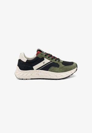 Sneaker atletiche verde, nere e crema con tomaia in mesh e camoscio, suola maculata, colletto imbottito e lacci a contrasto.
