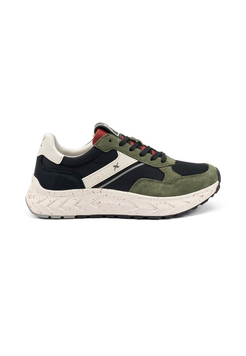 Zapatilla deportiva en verde, negro y crema con un upper de malla y ante, suela moteada, collar acolchado y cordones en contraste.