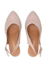 Nude perforované lodičky na podpatku s špičatou špičkou, jemným podpatkem a nastavovacími pásky se kovovou sponou. Hladké vnitřní podšívání.