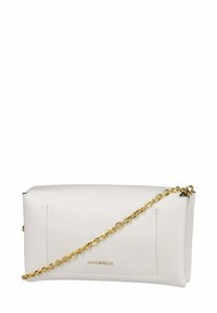 Pochette en cuir grainé blanc avec une bandoulière en chaîne dorée et un petit lettrage de la marque en or au centre avant.
