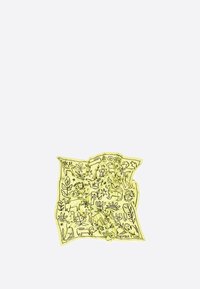 Bufanda de seda amarilla con un patrón de animales y flores en negro. Tiene forma cuadrada, textura suave y diseño plegado con el nombre de la marca.