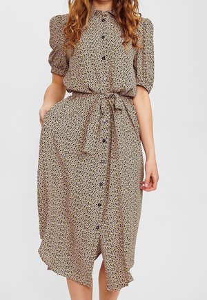 Midi-jurk met bloemenprint van lichtgewicht stof. Voorzien van korte puffmouwen, een knoopsluiting aan de voorkant en een strik taille. Kleuren zijn onder andere geel, blauw en crème.