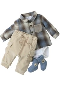 Chemise à carreaux bleu et marron, pantalon en velours côtelé beige, body blanc, et chaussettes bleues avec un motif de visage d'ours.