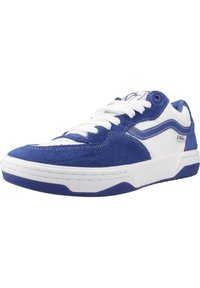 Zapatillas de ante azul con detalles en blanco, que cuentan con una suela de goma, puntera redonda y diseño de cordones. Logo prominente en el lateral.