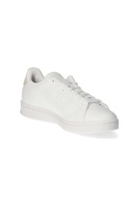 Baskets en cuir blanc avec des détails perforés sur le côté, semelle plate en caoutchouc blanc et un panneau de talon légèrement texturé dans une teinte claire. Fermeture à lacets.