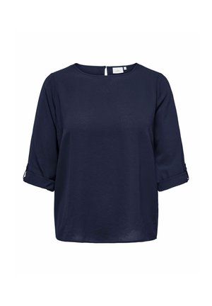 Námořnická modrá blůza s kulatým výstřihem, tříčtvrtečními rukávy a ohrnutými manžetami. Vyrobená z lehkého materiálu s hladkou texturou.