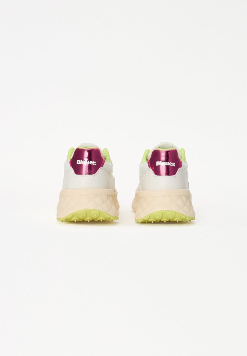 Le sneaker presentano una tomaia bianca, una intersuola beige chiaro e dettagli verdi. Il tab del tallone riflettente ha una finitura viola con il logo.