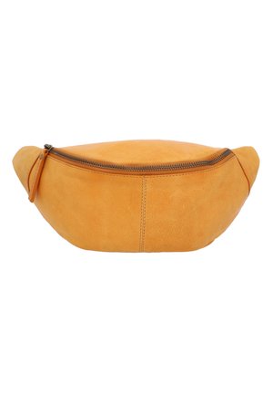 Bolsa de cuero en un cálido tono amarillo-naranja, con forma curvada, cierre superior con cremallera y textura suave con sutiles detalles de grano.