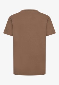 Hnědé tričko s krátkým rukávem a kulatým výstřihem. Vyrobeno z hladké bavlny, má malou logo akcentaci na levém rukávu.