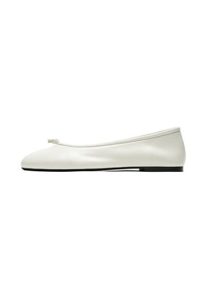 Scarpa ballerina piatta in pelle bianca con piccolo dettaglio nodo sulla punta arrotondata e suola sottile nera.