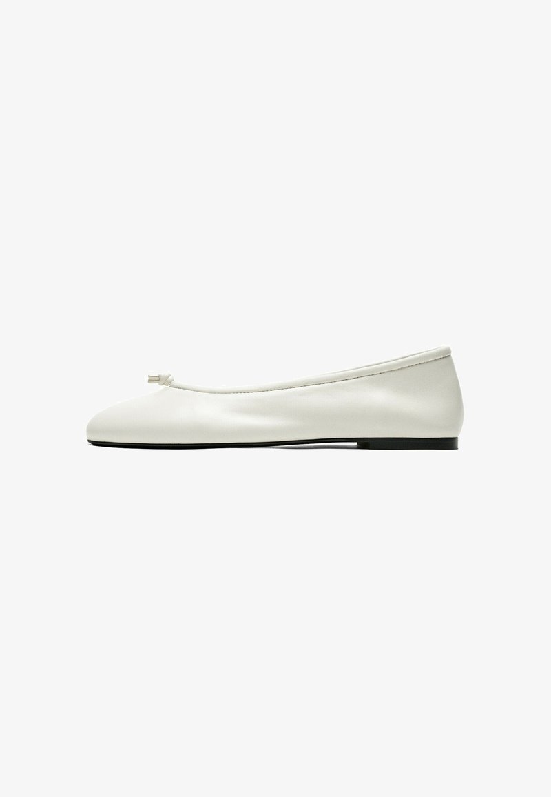 Witte leren ballerinas met een klein knoopdetail op de afgeronde neus en een dunne zwarte zool.