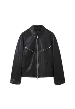 Zwarte leren jas met een ritssluiting aan de voorkant, twee schuine borstzakken met rits en twee lagere zijzakken, voorzien van een klassieke kraag.