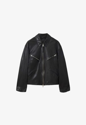 Czarna skórzana kurtka z zamkiem błyskawicznym z przodu, dwoma skośnymi kieszeniami na piersi z zamkami oraz dwiema dolnymi kieszeniami po bokach, z klasycznym kołnierzem.