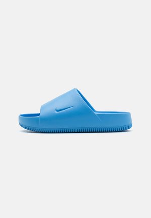 Infradito in gomma blu con una fascia ampia e una suola testurizzata con scanalature orizzontali; marchiato con un piccolo logo Nike.