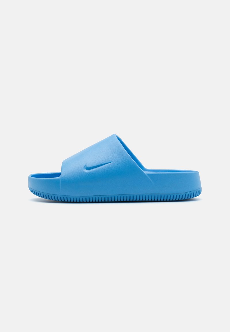 Modré gumové šlapky s širokým páskem a texturovanou podešví s horizontálními drážkami; označeno malým logem Nike.