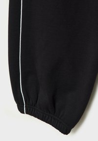 Zwarte sweatpants met een geribbelde boord en een contrasterende witte zijstreep, gemaakt van een zacht, elastisch materiaal voor comfort.