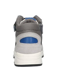 Grijze sneaker met een bovenwerk van mesh, blauwe accenten en een gepolsterde kraag. Getextureerde materialen bij de hiel en een witte tussenzool bieden contrast.