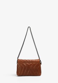 Bolso de hombro de cuero marrón con acolchado geométrico y una correa de cadena de metal negro, presentado sobre un fondo blanco liso.