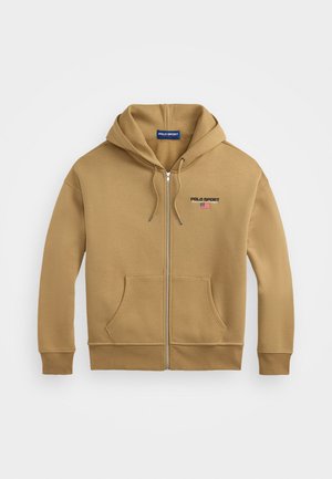 Smeđa zip jakna s kapuljačom, prednjim džepom i izvezenim "POLO SPORT" logotipom u crvenoj i plavoj boji na lijevoj strani prsiju. Materijal od mješavine pamuka.