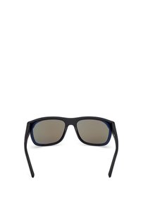 Occhiali da sole neri con lenti grigie. Design quadrato con finitura opaca. Accenti blu all'interno della montatura e aste sottili.