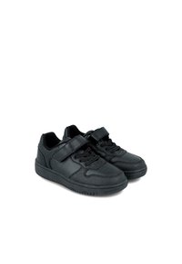 Zapatillas negras de material sintético, con un diseño de cordones y una correa de Velcro, suela texturizada y acentos cosidos.
