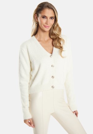 Witte fluffy cardigan met een diepe V-hals, voorzien van vijf glanzende knopen aan de voorkant. Zachte textuur met ribgebreide manchetten en zoom.
