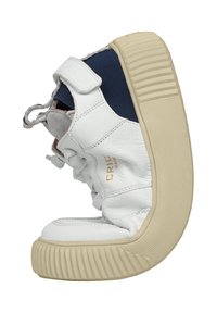 Weiße Leder-Hochtop-Sneaker mit marinefarbenen Textilakzenten, strukturiertem Gummisohle und verstellbarem Riemen mit Markenlogo. Seitenansicht.