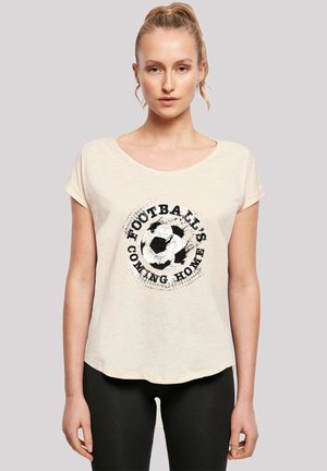Helles beige T-Shirt mit kurzen Ärmeln und rundem Halsausschnitt. Schwarzes Druckdesign zeigt einen Fußball und den Text "FOOTBALL'S COMING HOME."