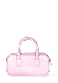 Sacoche rose avec une finition lisse et brillante. Équipée de poignées arrondies, de deux tirettes de zip et d'une forme rectangulaire avec des accents en métal doré.