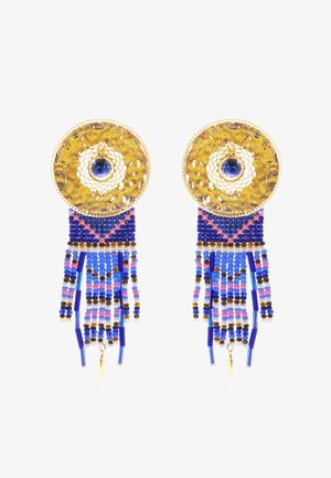 Boucles d'oreilles rondes en or avec texture martelée, pierre bleue centrale, et frange perlée multicolore en bleu, rose et noir suspendue en dessous.