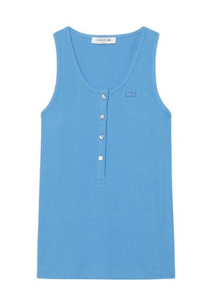 Top azzurro chiaro a coste senza maniche con scollatura rotonda, quattro bottoni sul davanti e piccolo logo coccodrillo ricamato sul petto a sinistra.