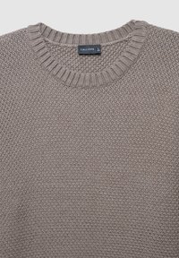 Maglione beige lavorato a maglia con collo tondo classico e polsini a coste. Etichetta con scritto "CALLIOPE", taglia L. Tessuto lavorato con un motivo sottile.