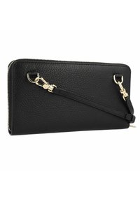 Cartera de cuero negra con una superficie texturizada, que presenta un cierre y herrajes dorados, una correa desmontable y un diseño rectangular elegante.