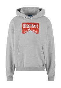 Grå hettegenser laget av bomullsblanding med lommer foran. Har en stor rød grafikk med teksten "Markeds" og et bånddesign.