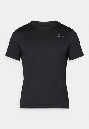 T-shirt preta de manga curta feita de tecido leve, com decote redondo e um pequeno logótipo Kappa branco no lado superior esquerdo.