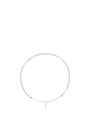 Collier en fil d'argent avec un petit pendentif clé en perle ronde centré sur une chaîne fine double brin sur fond blanc.