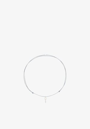 Collar de alambre de plata con un pequeño colgante de llave redonda de perla centrado en una cadena delgada de doble hebra sobre un fondo blanco.