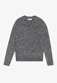 Langärmliger Rundhals-Pullover mit schwarz-weißem Strickmuster, gerippten Bündchen und Saum, flach auf weißem Hintergrund ausgelegt.