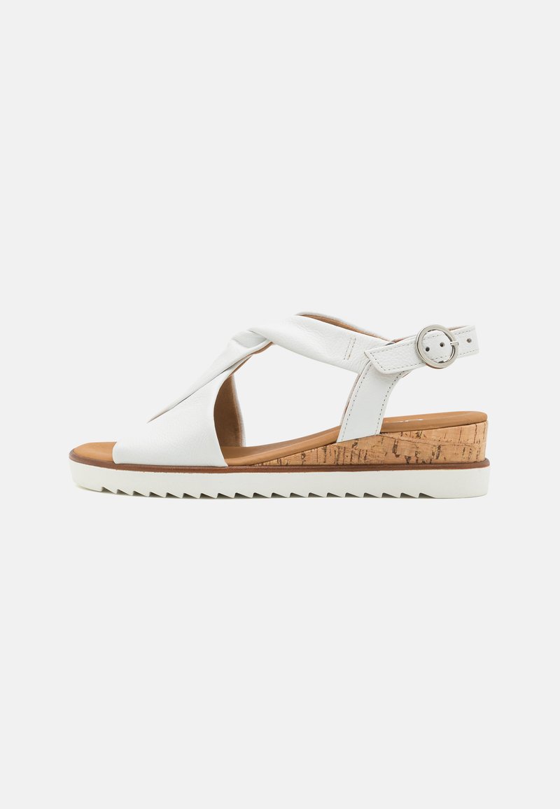 Witte leren wedge sandalen met gekruiste banden, kurk-textuur in de middenzool en een ronde neus. Verstelbare enkelgesp voor een goede pasvorm.
