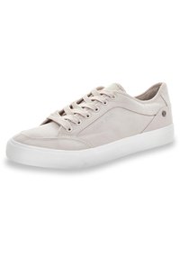 Sneaker in tela beige chiaro con una texture liscia, suola in gomma bianca e cuciture tonali. Presenta lacci e branding in rilievo sul lato.