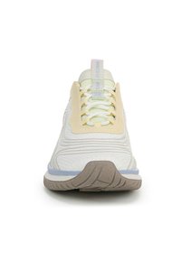 Chaussure de sport blanche avec une tige texturée, présentant des accents jaunes, une languette en maille et une semelle bleu clair. Les lacets sont passés à travers des œillets renforcés.