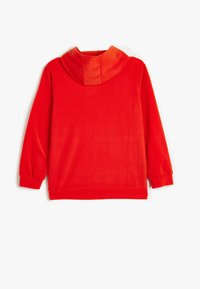 Sudadera de forro polar rojo con cuello alto y mangas largas, que presenta puños de canalé y un corte relajado. Textura suave, diseño minimalista.