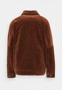 Giacca in corduroy marrone con colletto classico, polsini con bottone e finitura testurizzata. Il retro è semplice senza dettagli aggiuntivi.