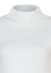 Witte geribbelde coltrui met een slank ontwerp, zachte textuur en een scalloped halsafwerking. Geschikt voor lagen en casual draag.