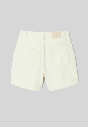 Short en denim blanc avec deux poches arrière et passants de ceinture, vu de dos sur fond gris.