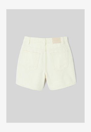 Short en denim blanc avec deux poches arrière et passants de ceinture, vu de dos sur fond gris.
