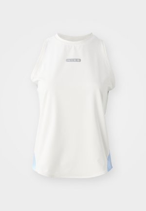 Weißes ärmelloses Nike-Top mit runder Halslinie, ausgestattet mit einem silbernen Logo und hellblauen Akzenten an den Seiten. Glatte, sportliche Stoffstruktur.
