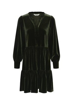 Tmavozelené sametové šaty s viacvrstvovým dizajnom, dlhými puff rukávmi a výstrihom do V. Tkanina má jemnú textúru a decentný lesk.