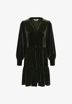 Robe en velours vert foncé avec un design à volants, longues manches bouffantes et un décolleté en V. Le tissu a une texture douce et un éclat subtil.