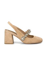 Escarpin en daim beige avec un talon bloc, présentant une sangle décorative ornée de gemmes transparentes et d'accents circulaires près des orteils.
